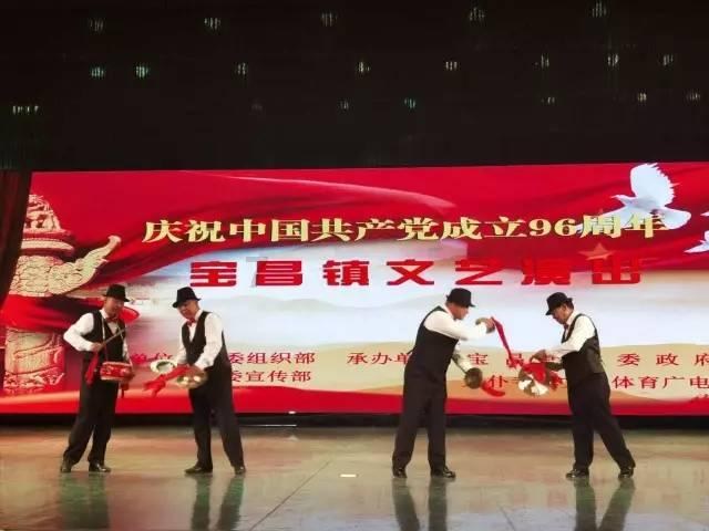 李小鹏一家香港购物，12岁奥莉身高遗传爸爸？